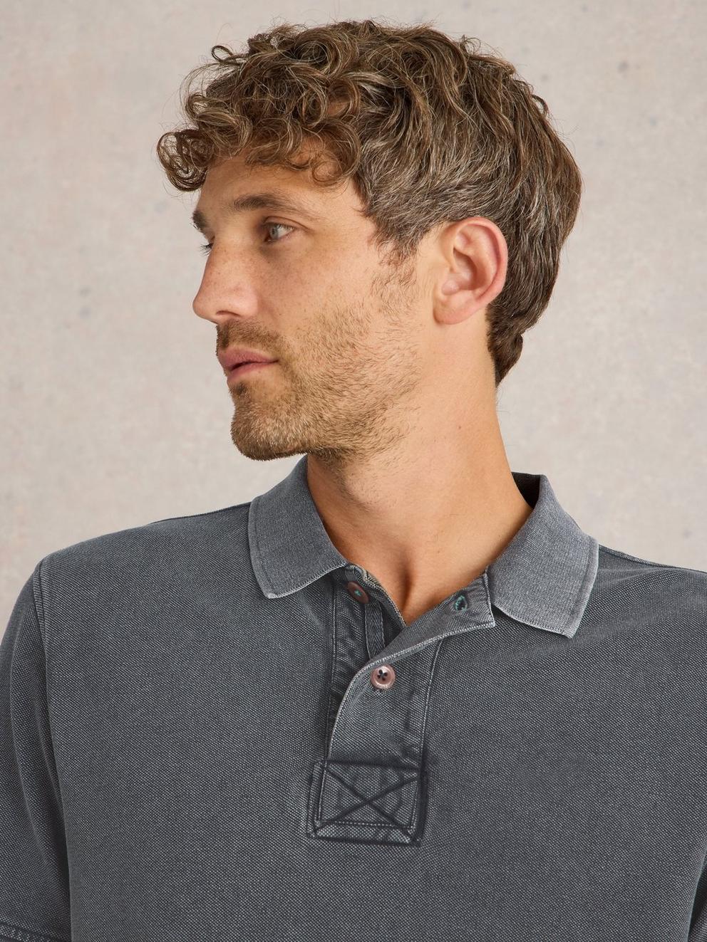 Utility Polo in WASHED BLK - MODEL DETAIL