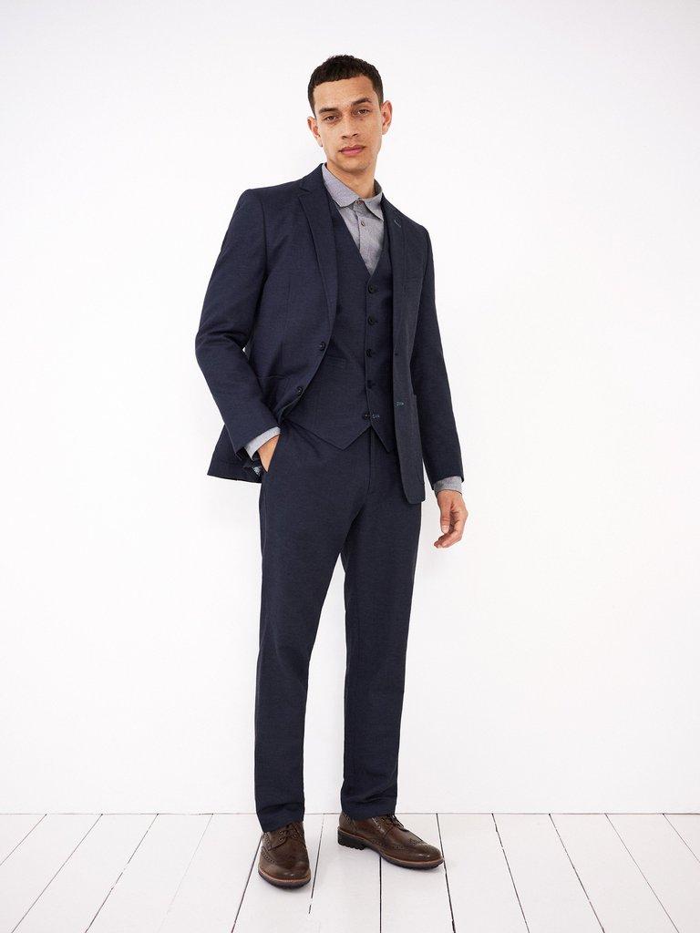 Abbott Linen Waistcoat in FR NAVY - MODEL DETAIL