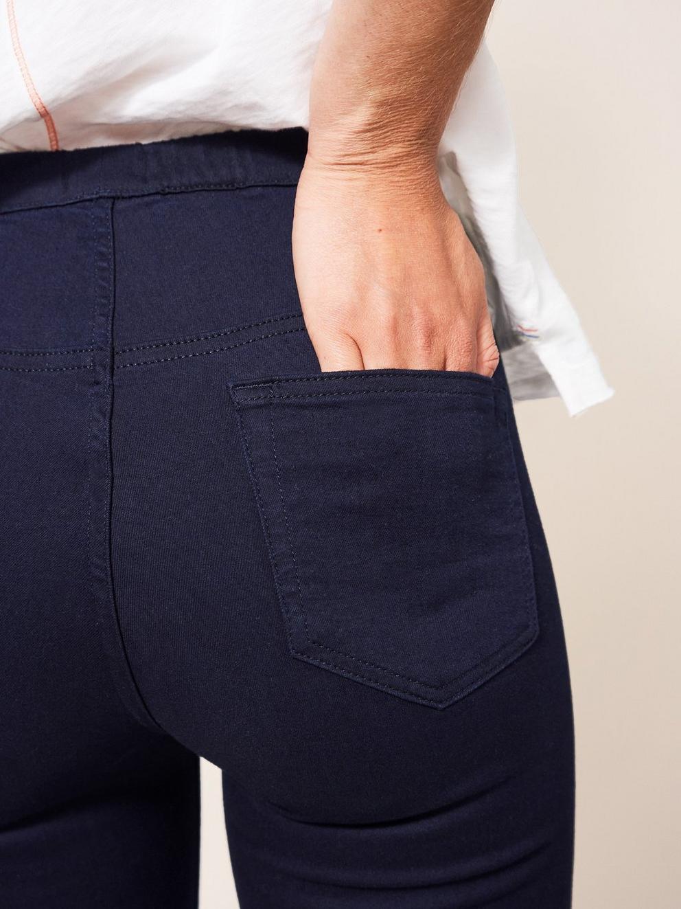 Jenny Jegging in DK DENIM - MODEL DETAIL
