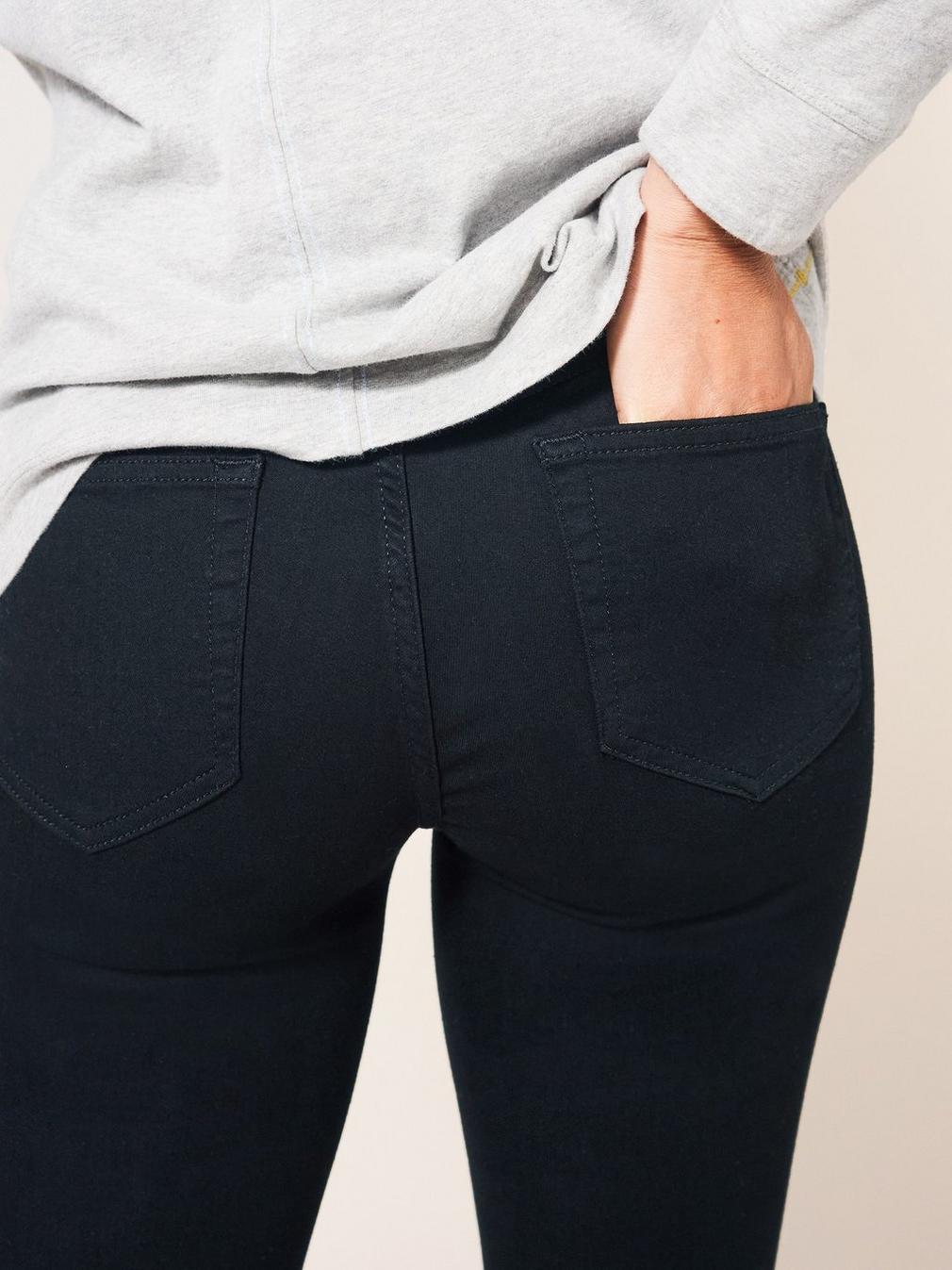 Jenny Jegging in PURE BLK - MODEL DETAIL