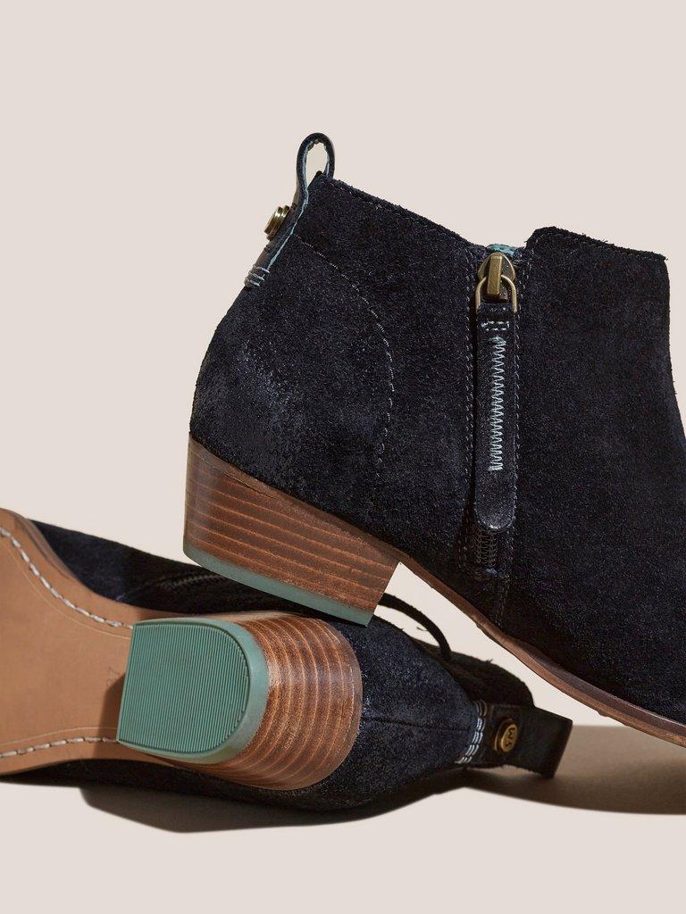 Willow Ankle Boot in PURE BLK - FLAT BACK