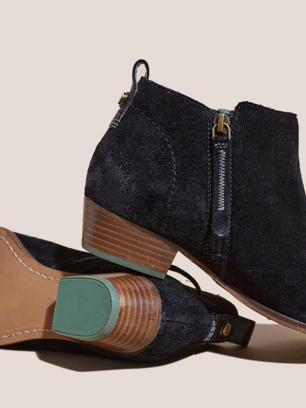 Willow Ankle Boot in PURE BLK - FLAT BACK