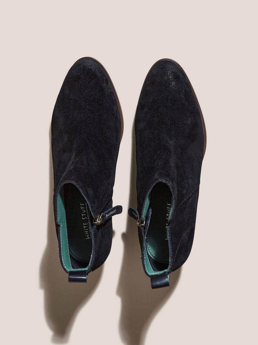 Willow Ankle Boot in PURE BLK - FLAT DETAIL