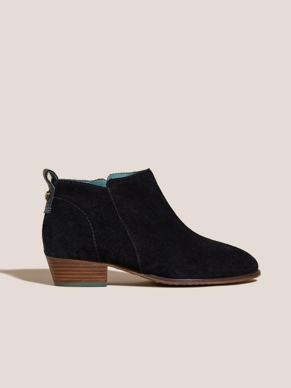 Willow Ankle Boot in PURE BLK - MODEL FRONT