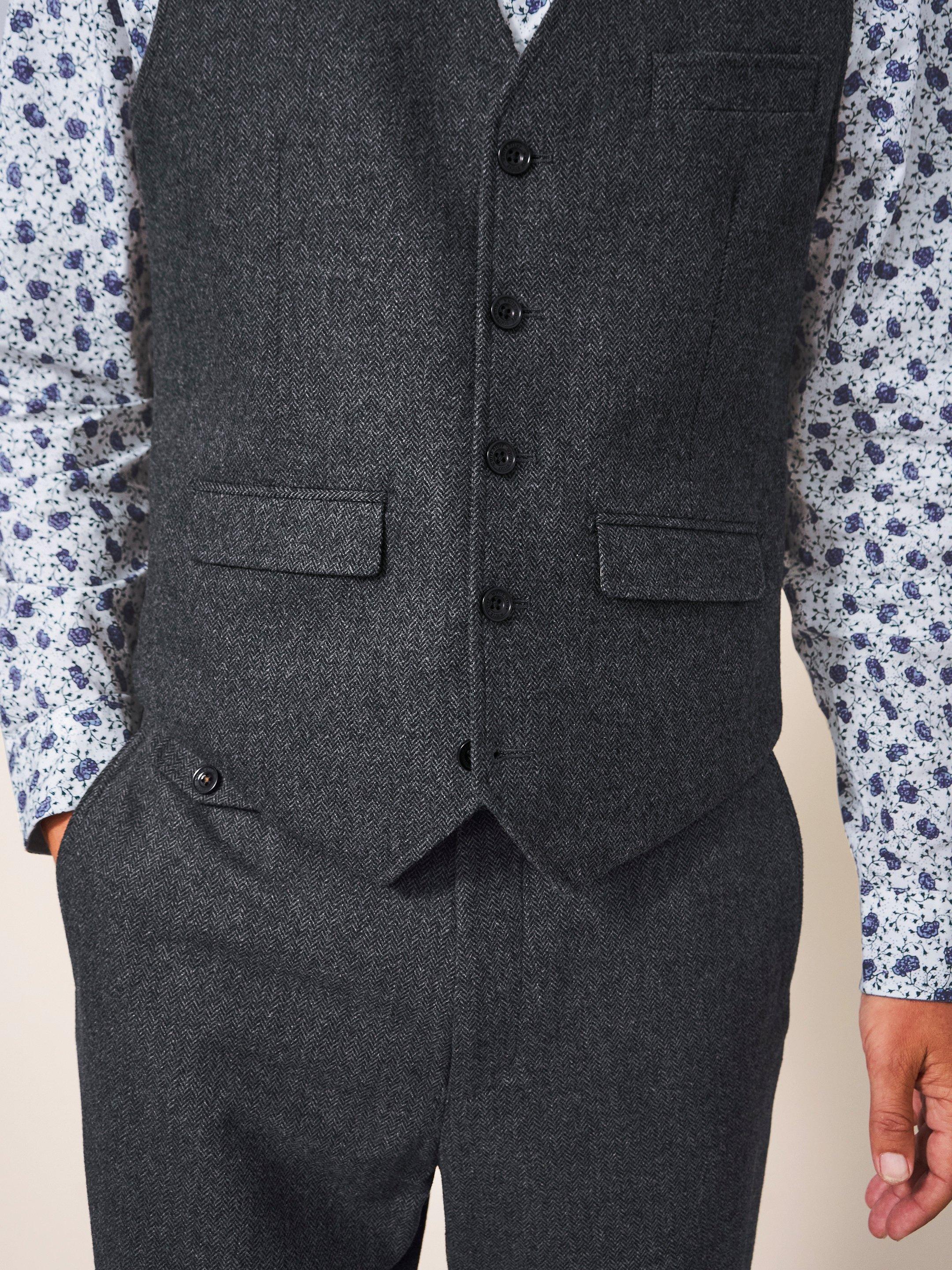 Heath Waistcoat in CHARC GREY - MODEL DETAIL