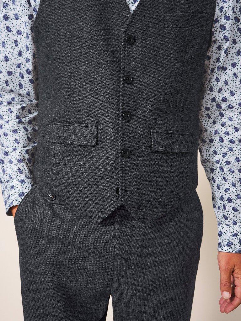 Heath Waistcoat in CHARC GREY - MODEL DETAIL