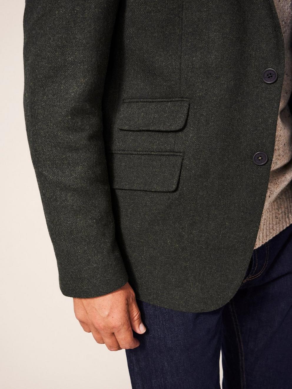 Robertson Blazer in DK BROWN - MODEL DETAIL