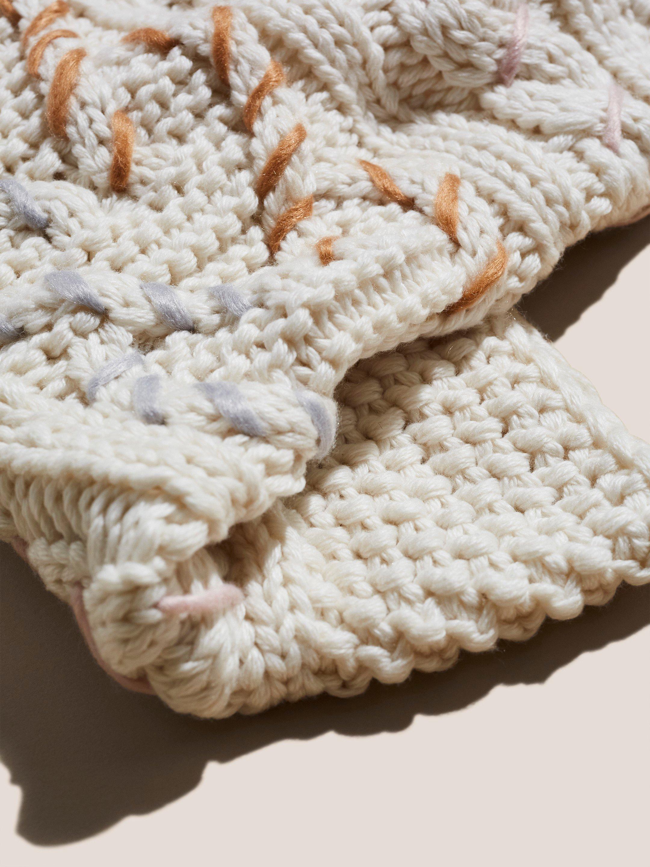 Heart Cable Stitch Snood in NAT MLT - FLAT DETAIL