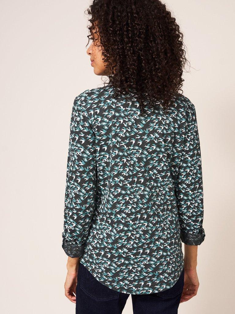 Annie Patterned Jersey Shirt in BLK MLT - MODEL BACK