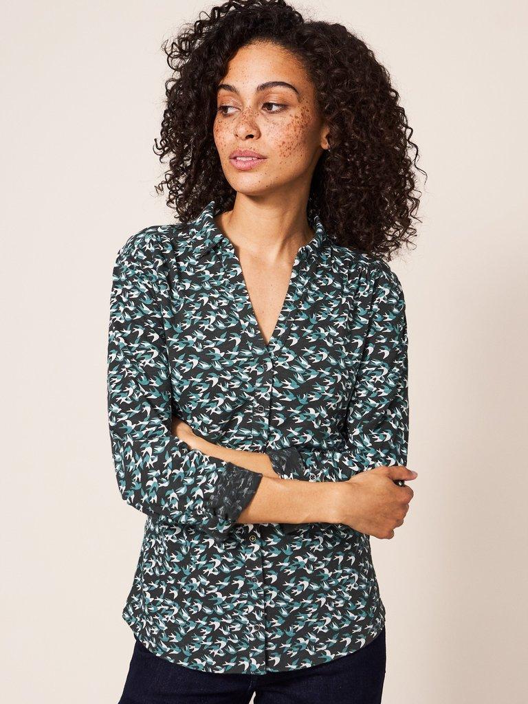Annie Patterned Jersey Shirt in BLK MLT - MODEL FRONT
