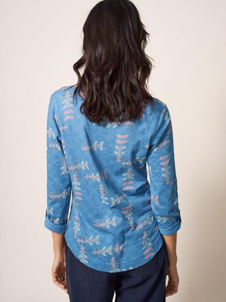 Annie Patterned Jersey Shirt in BLUE MLT - MODEL BACK