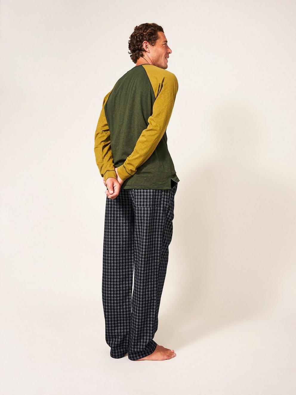 Leyland PJ Trouser in WASHED BLK - MODEL BACK