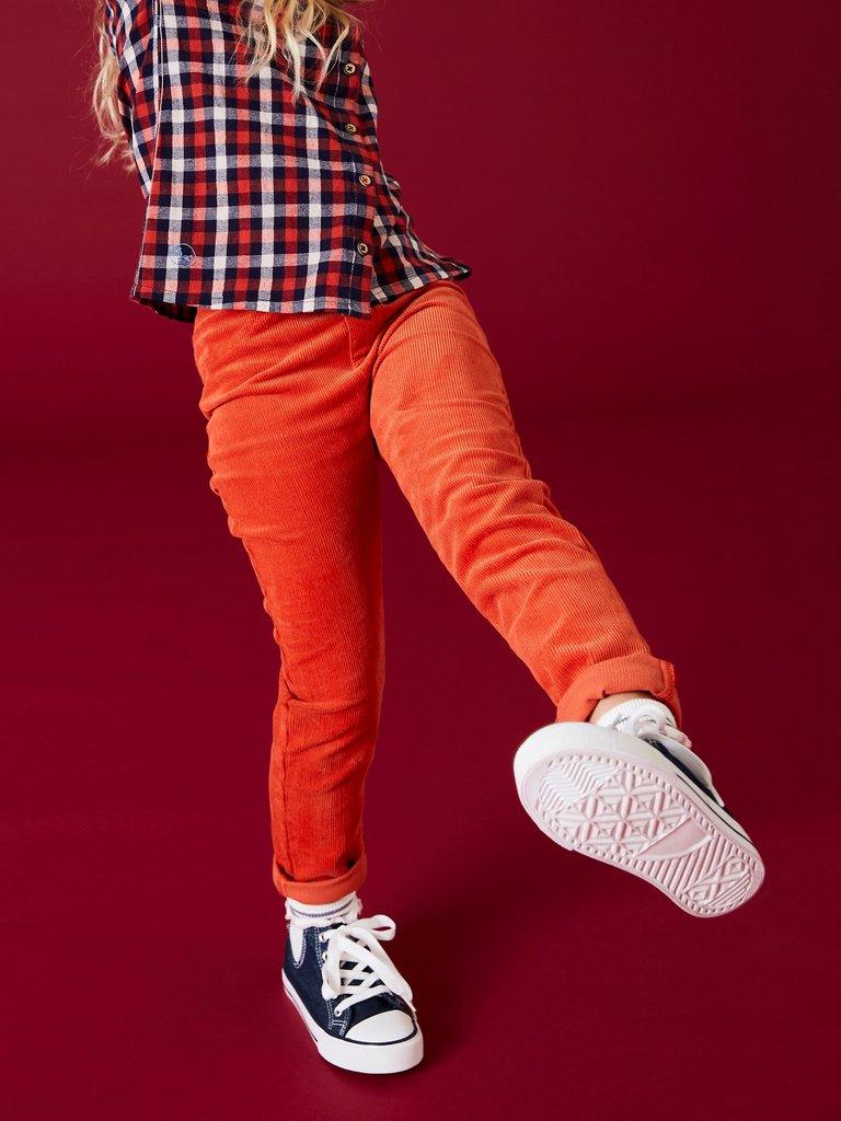 Cord Jegging in MID RED - MODEL FRONT