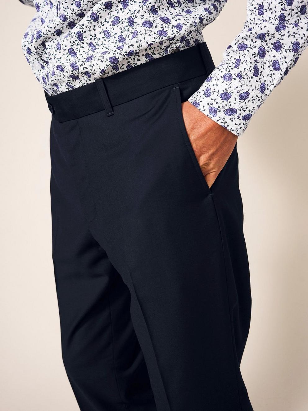 Gerrard Trouser in PURE BLK - MODEL DETAIL