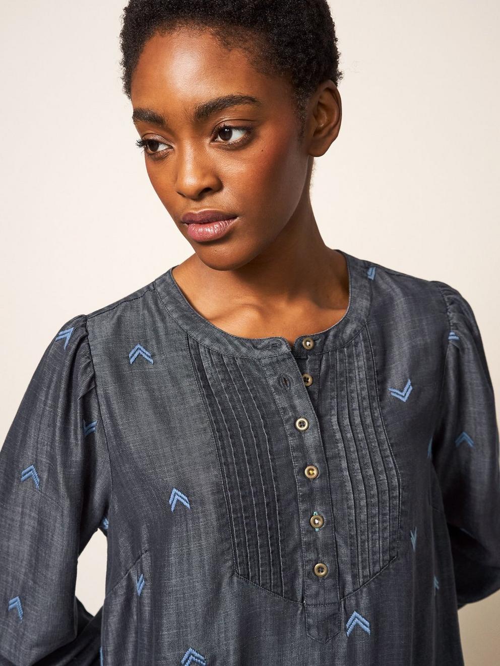 Sofia Emb Shift Dress in GREY MLT - MODEL DETAIL
