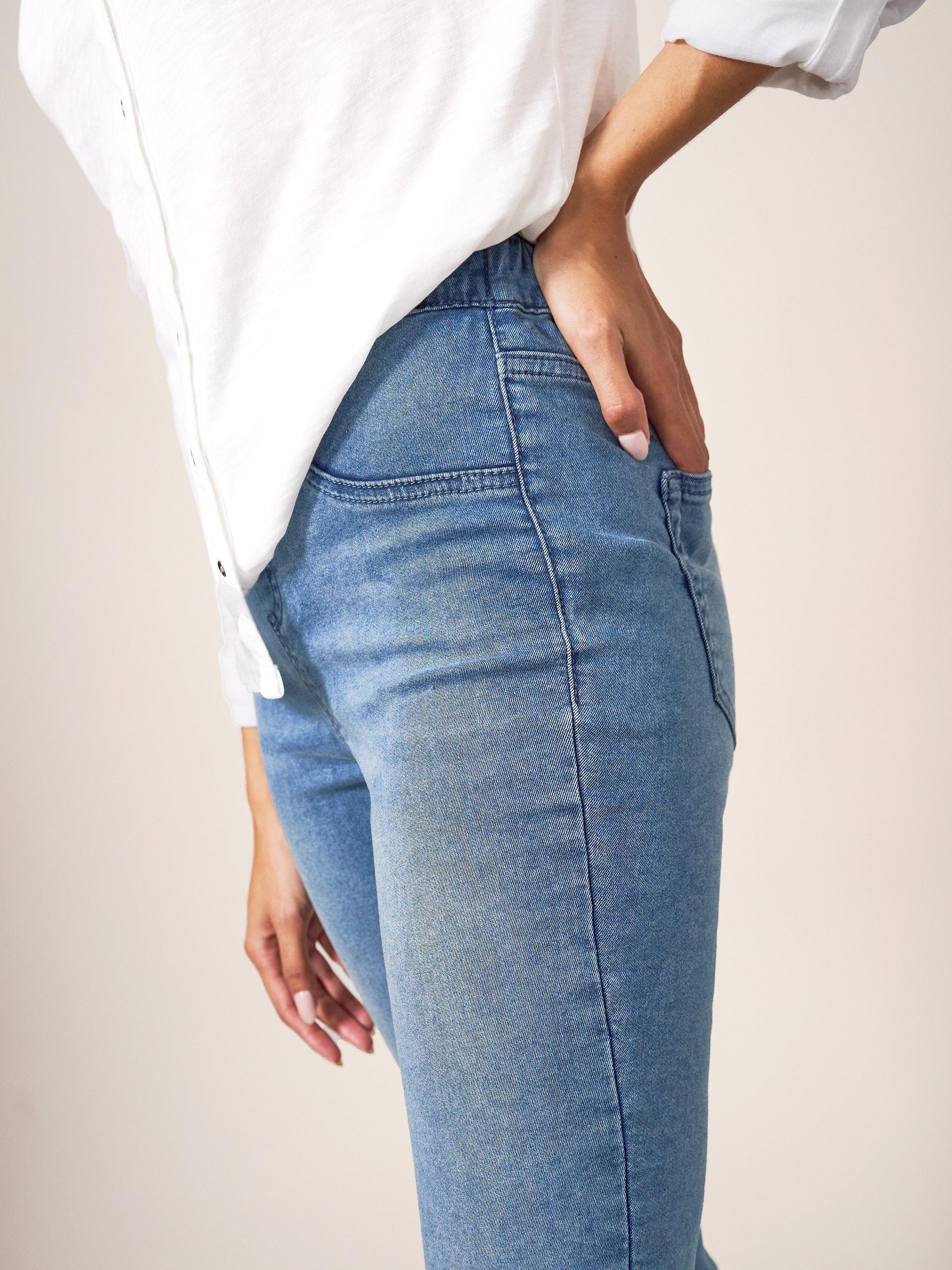 Janey Stretch Jegging in LGT DENIM - MODEL DETAIL