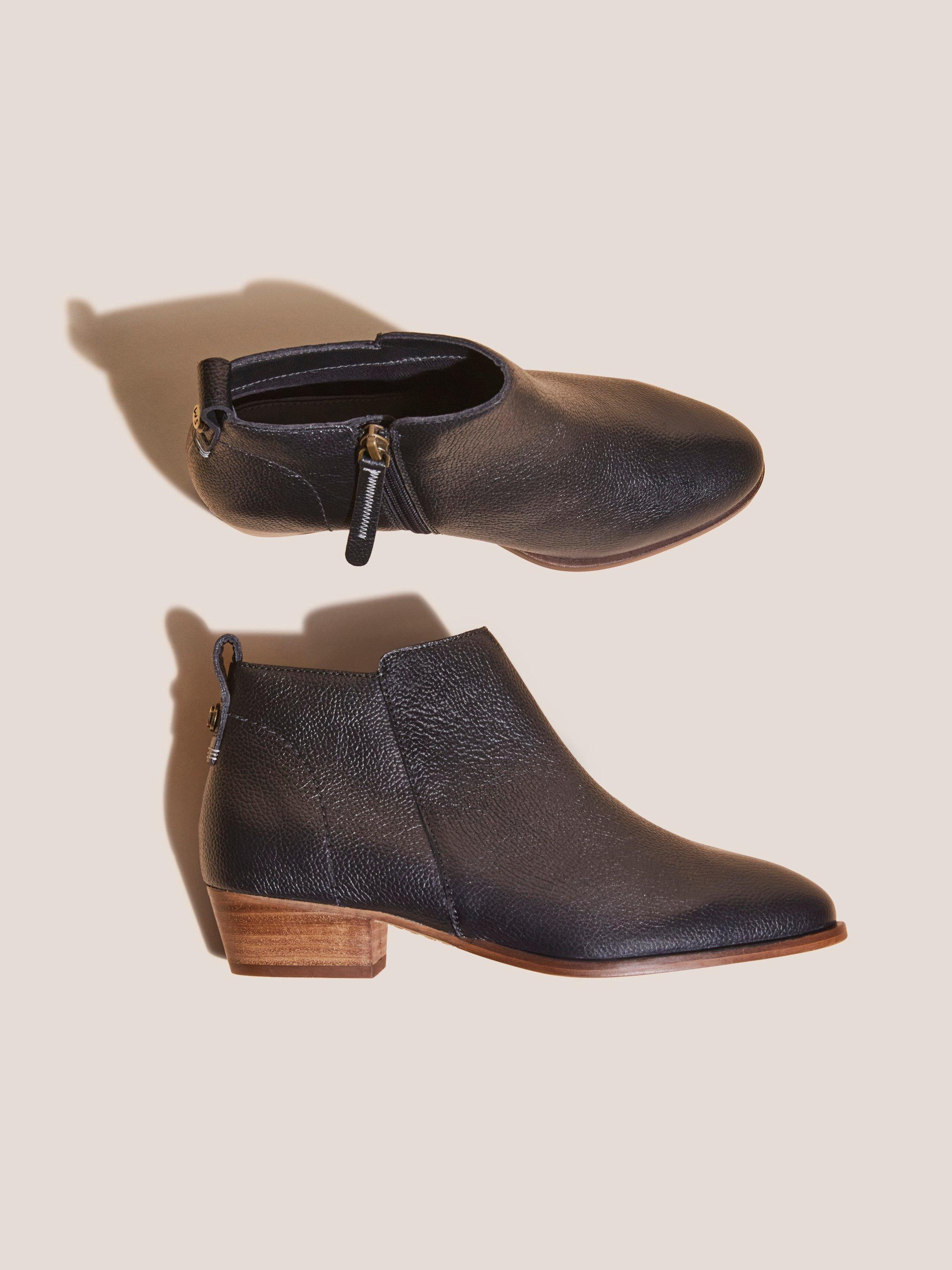 Willow Leather Ankle Boots in PURE BLK - FLAT DETAIL