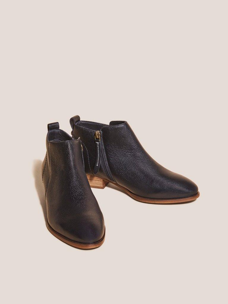 Willow Leather Ankle Boots in PURE BLK - FLAT FRONT