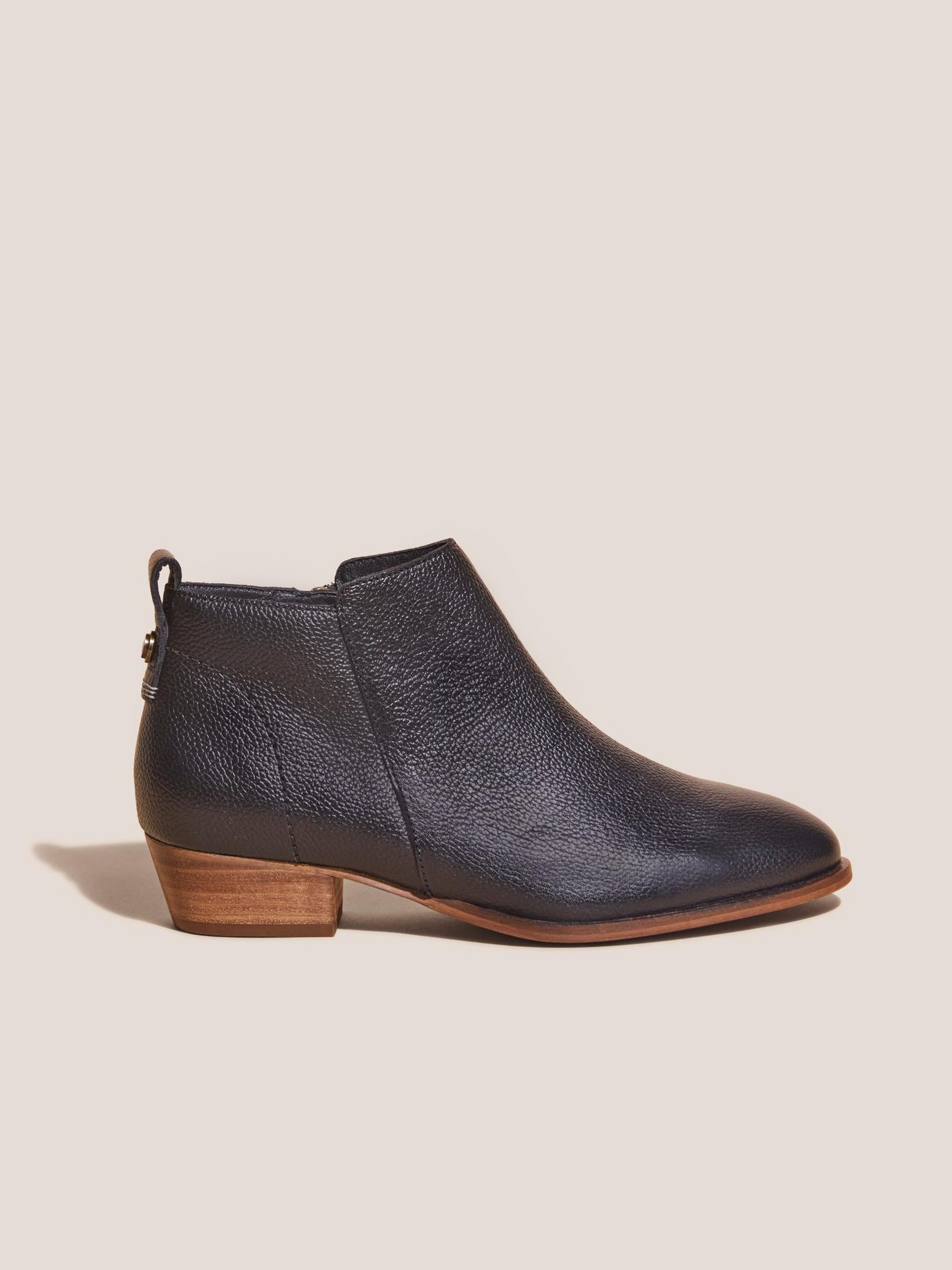 Willow Leather Ankle Boots in PURE BLK - MODEL FRONT