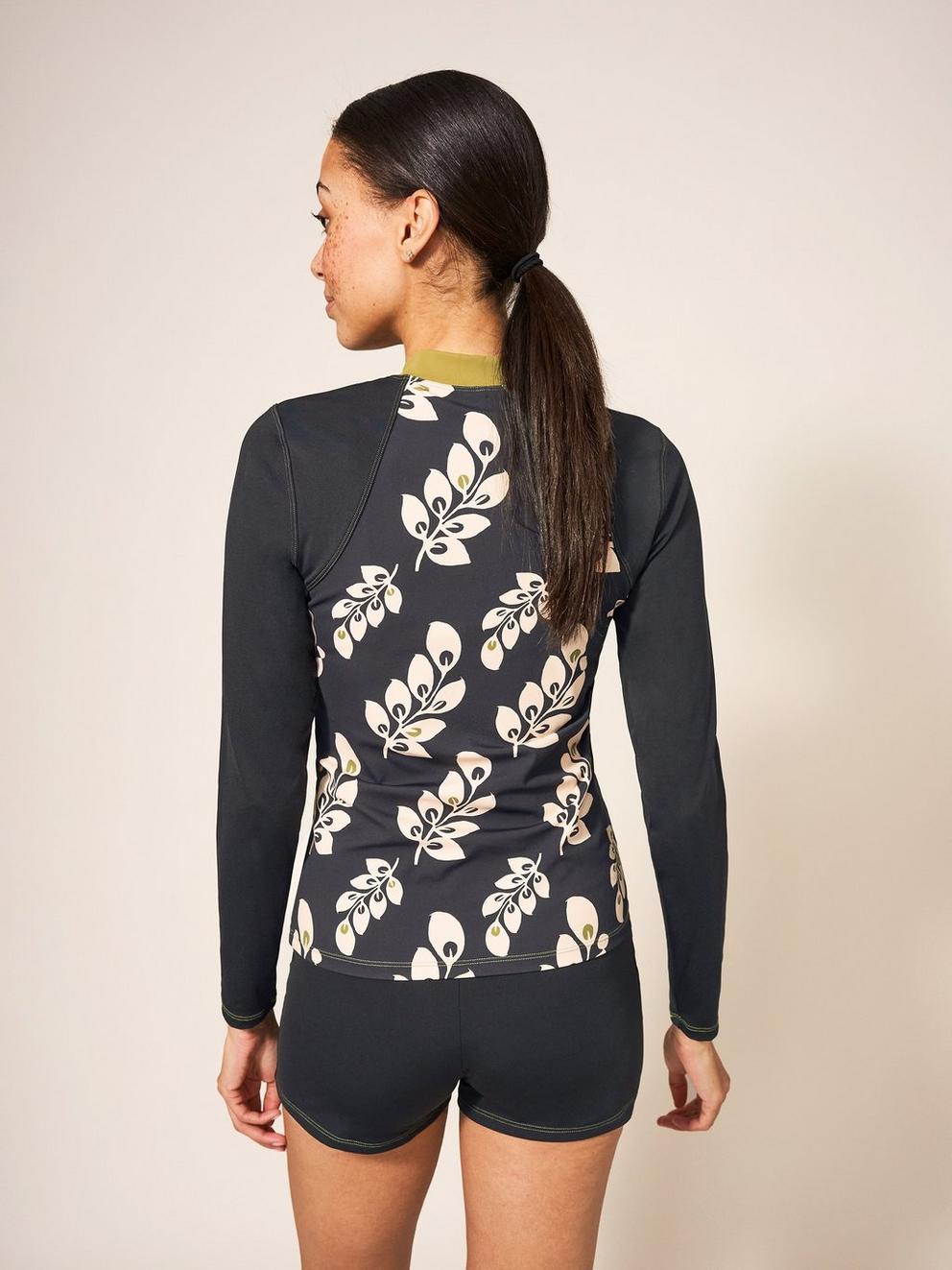 Bay Rash Vest in BLK MLT - MODEL BACK