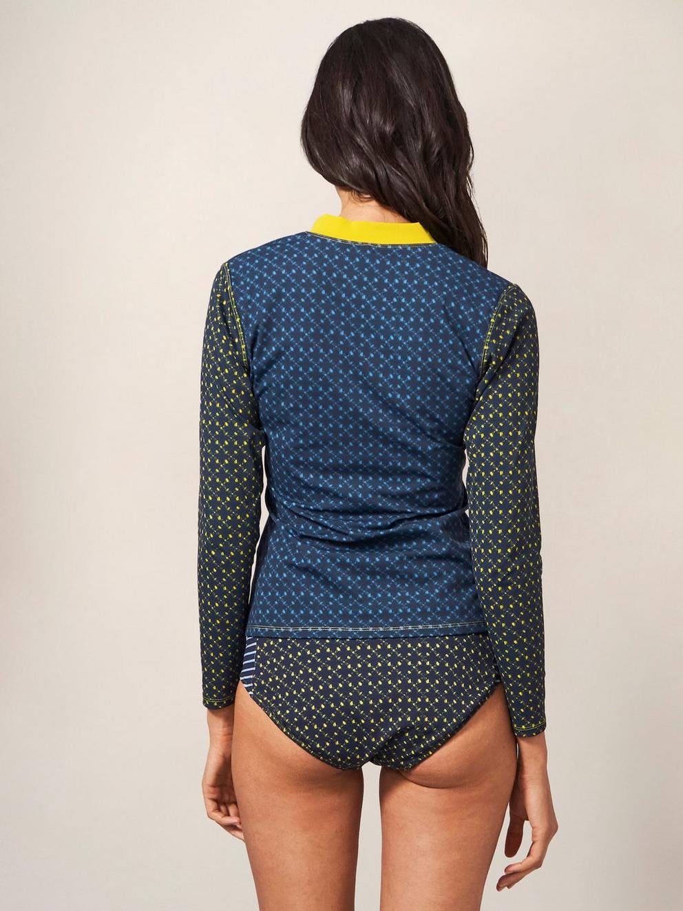 Bay Rash Vest in NAVY PR - MODEL BACK