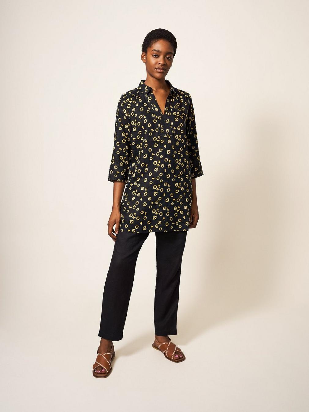 Blaire Tunic Linen in BLK MLT - MODEL FRONT