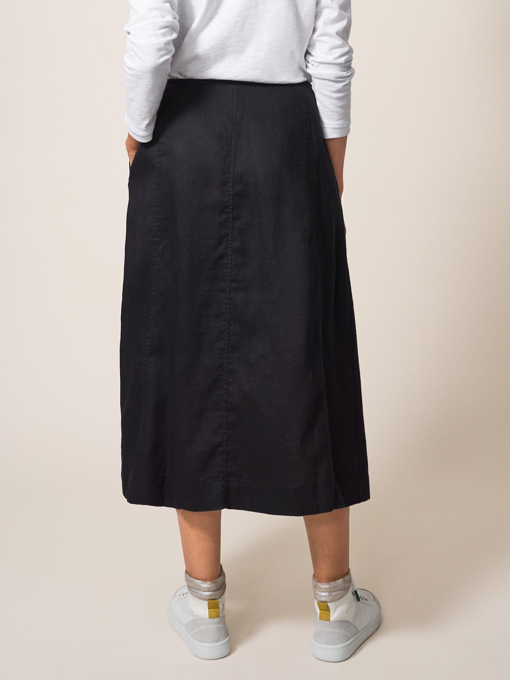 Ciara Linen Skirt in WASHED BLK - MODEL BACK
