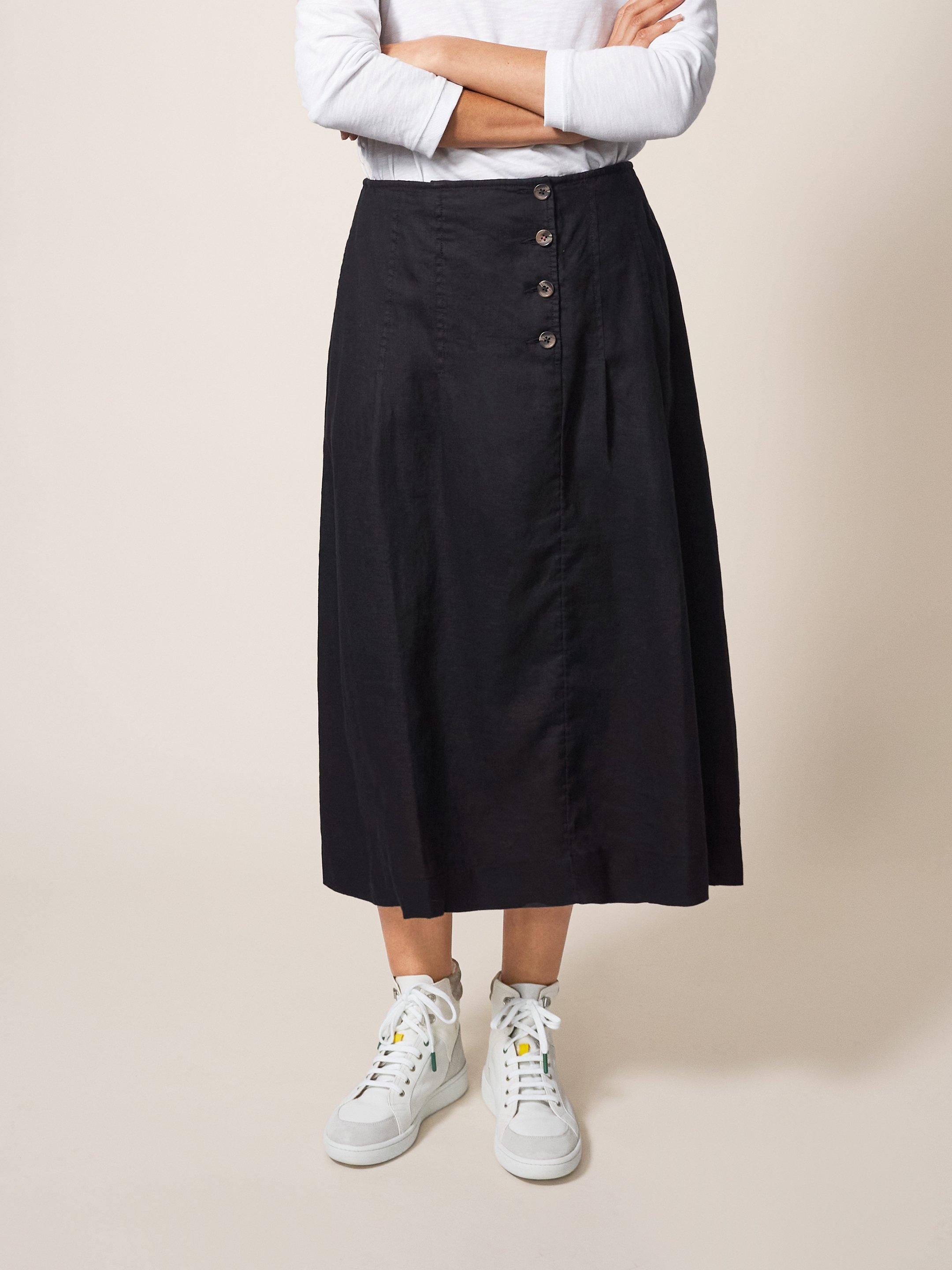 Ciara Linen Skirt in WASHED BLK - MODEL FRONT