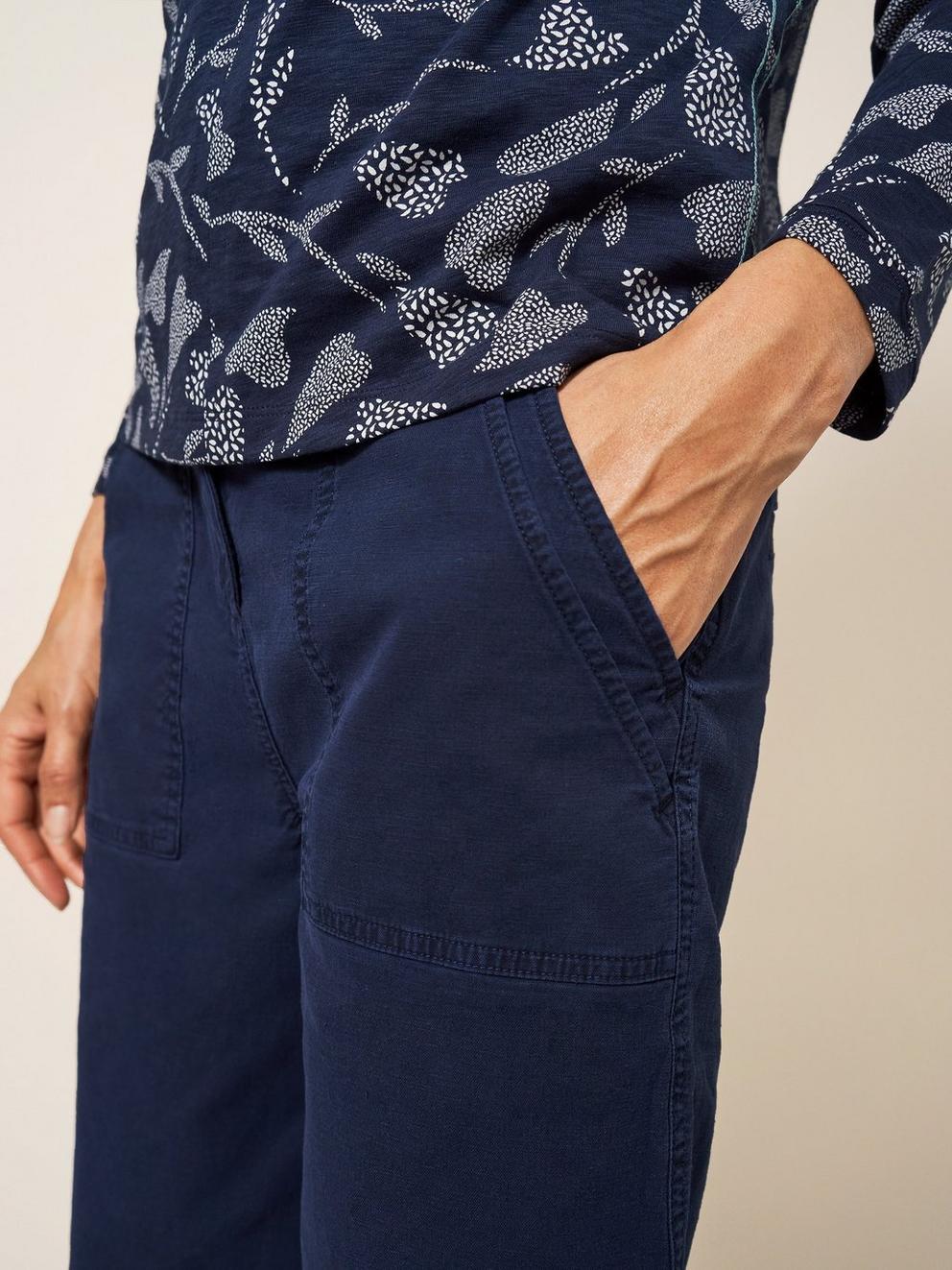 Twister Chino Short in DARK NAVY - MODEL DETAIL