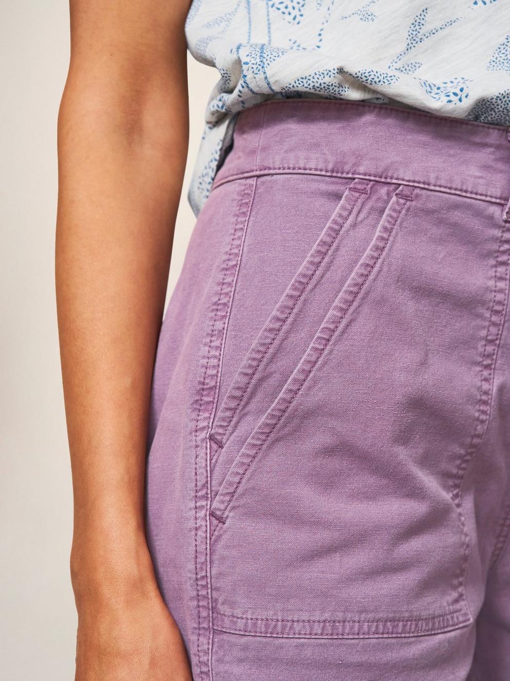 Twister Chino Short in LGT PLUM - MODEL DETAIL