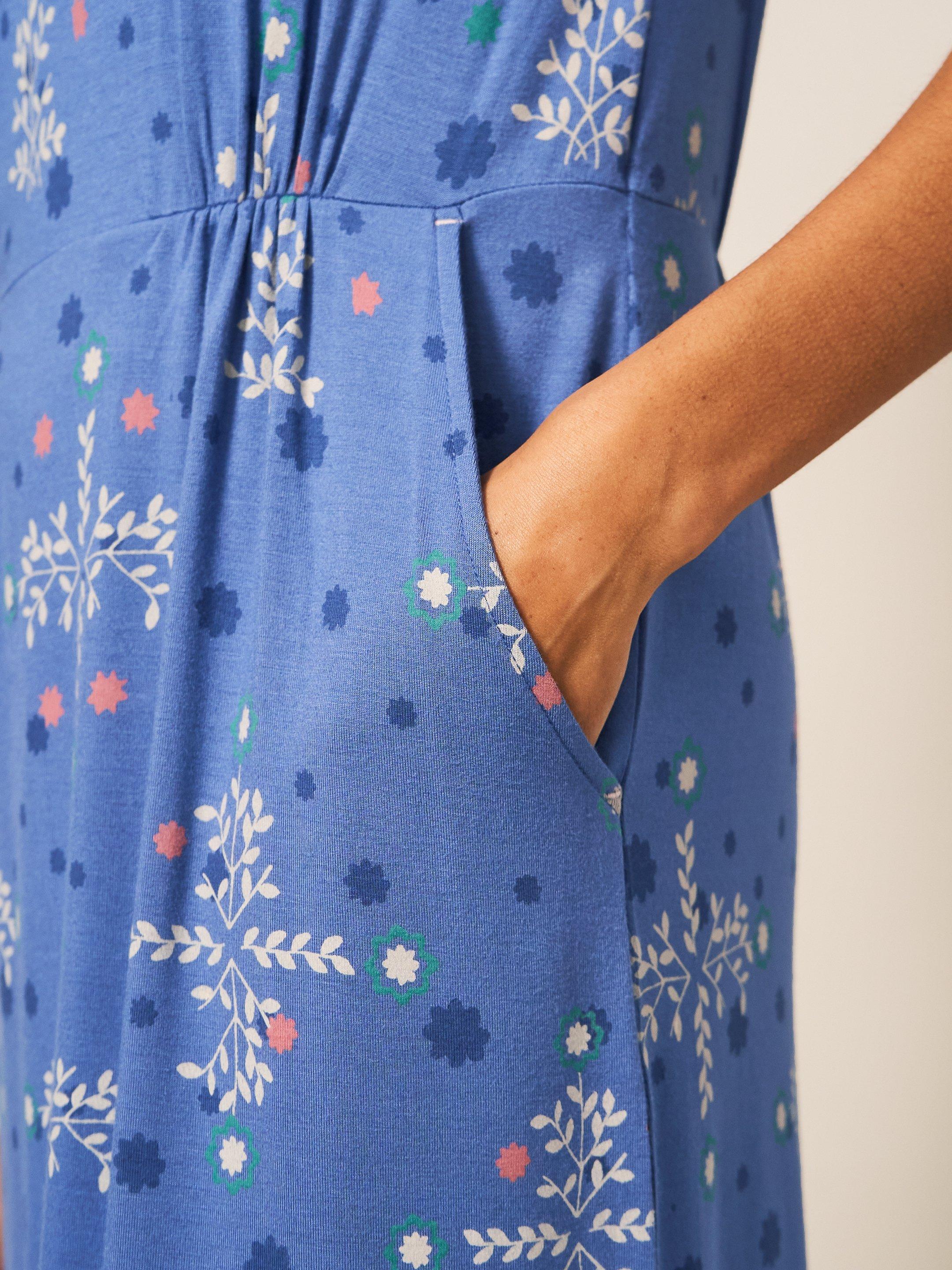 Tallie Jersey Dress in BLUE MLT - MODEL DETAIL