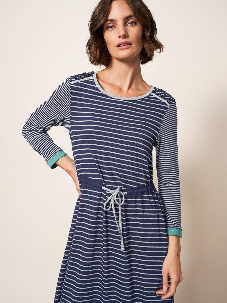 Nuelle Jersey Dress in NAVY MULTI - LIFESTYLE