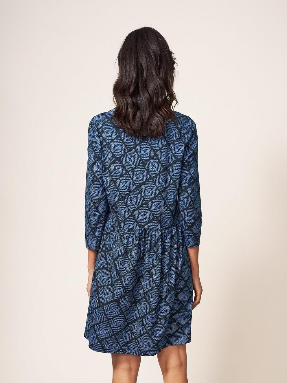 Everly Jersey Dress in BLK MLT - MODEL BACK