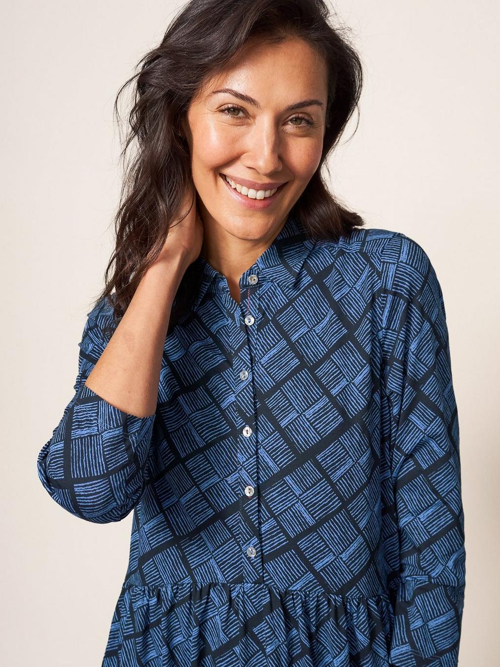 Everly Jersey Dress in BLK MLT - MODEL DETAIL