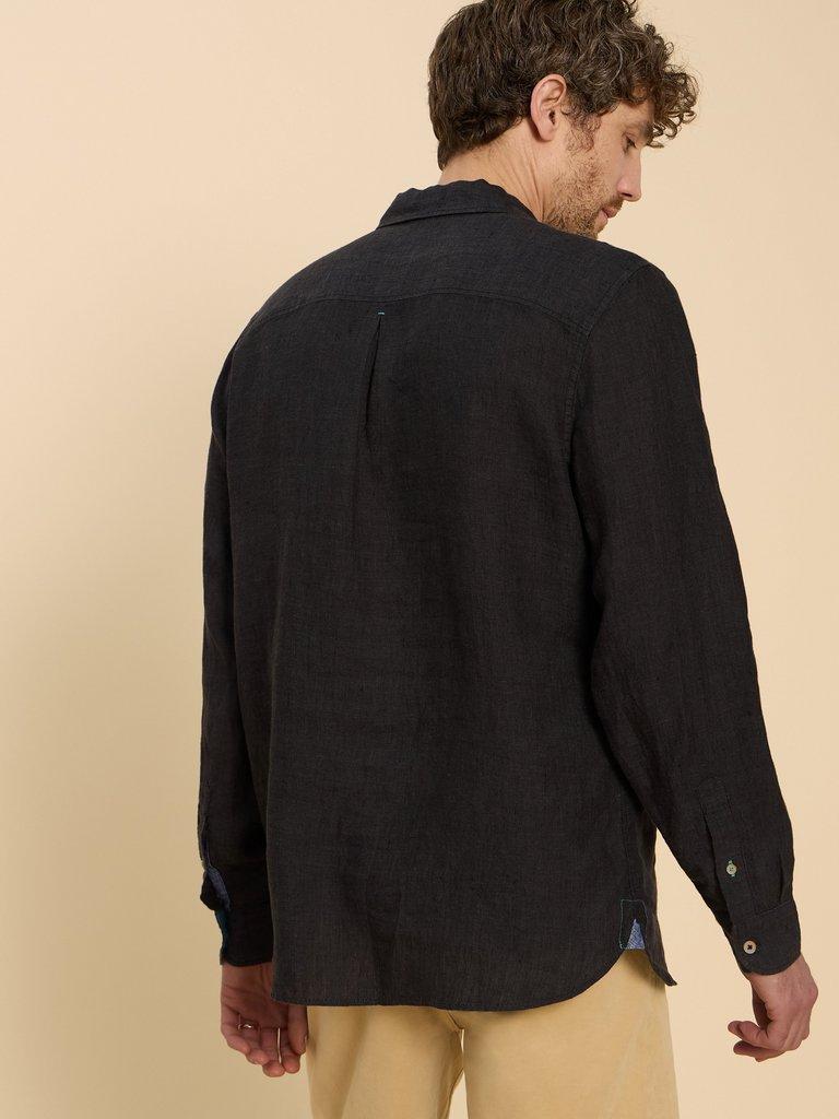 Pembroke LS Linen Shirt in PURE BLK - MODEL BACK