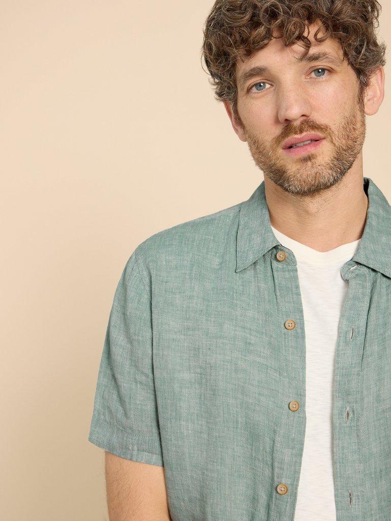 Pembroke SS Linen Shirt in MINT GREEN - MODEL DETAIL