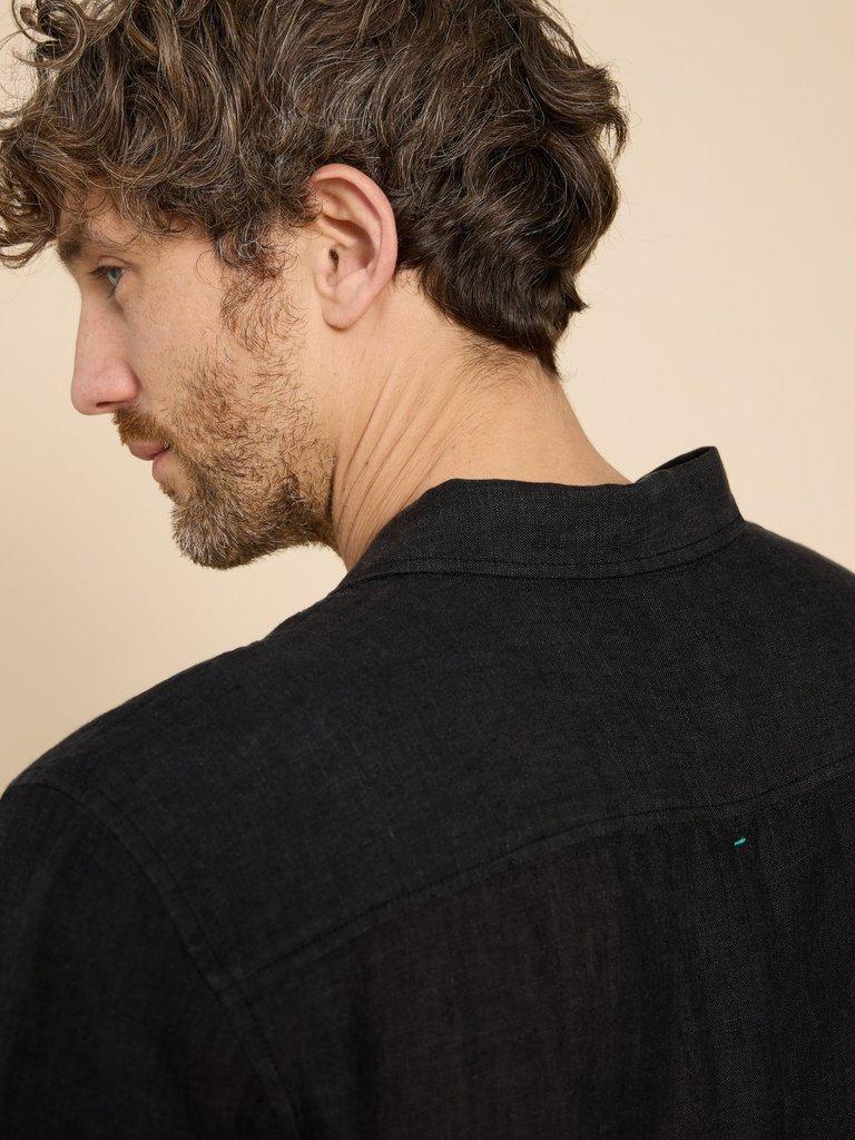 Pembroke SS Linen Shirt in PURE BLK - MODEL DETAIL