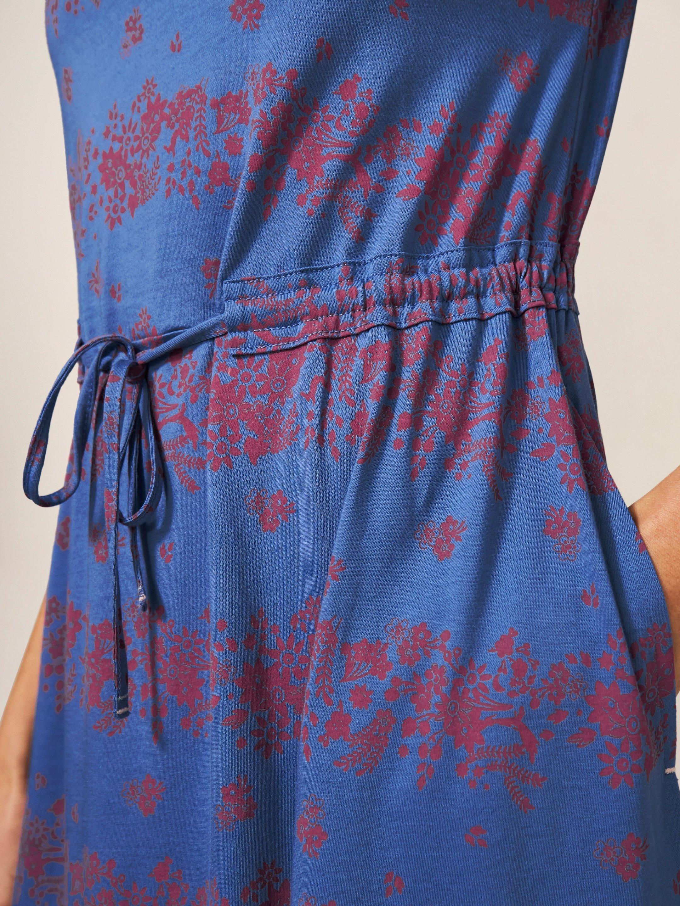 Nuelle Jersey Printed Dress in BLUE MLT - MODEL DETAIL