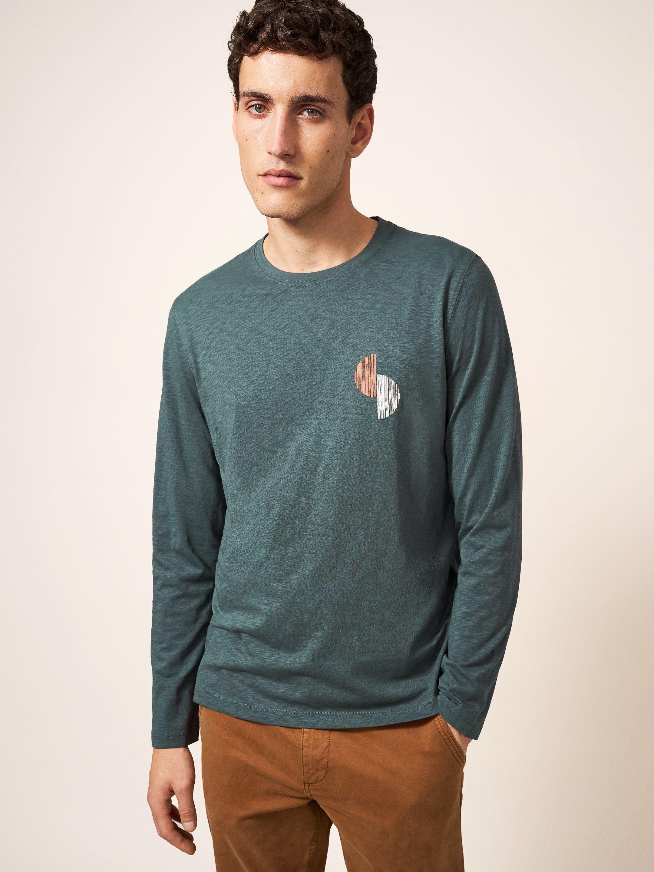 white and dark green graphic tee