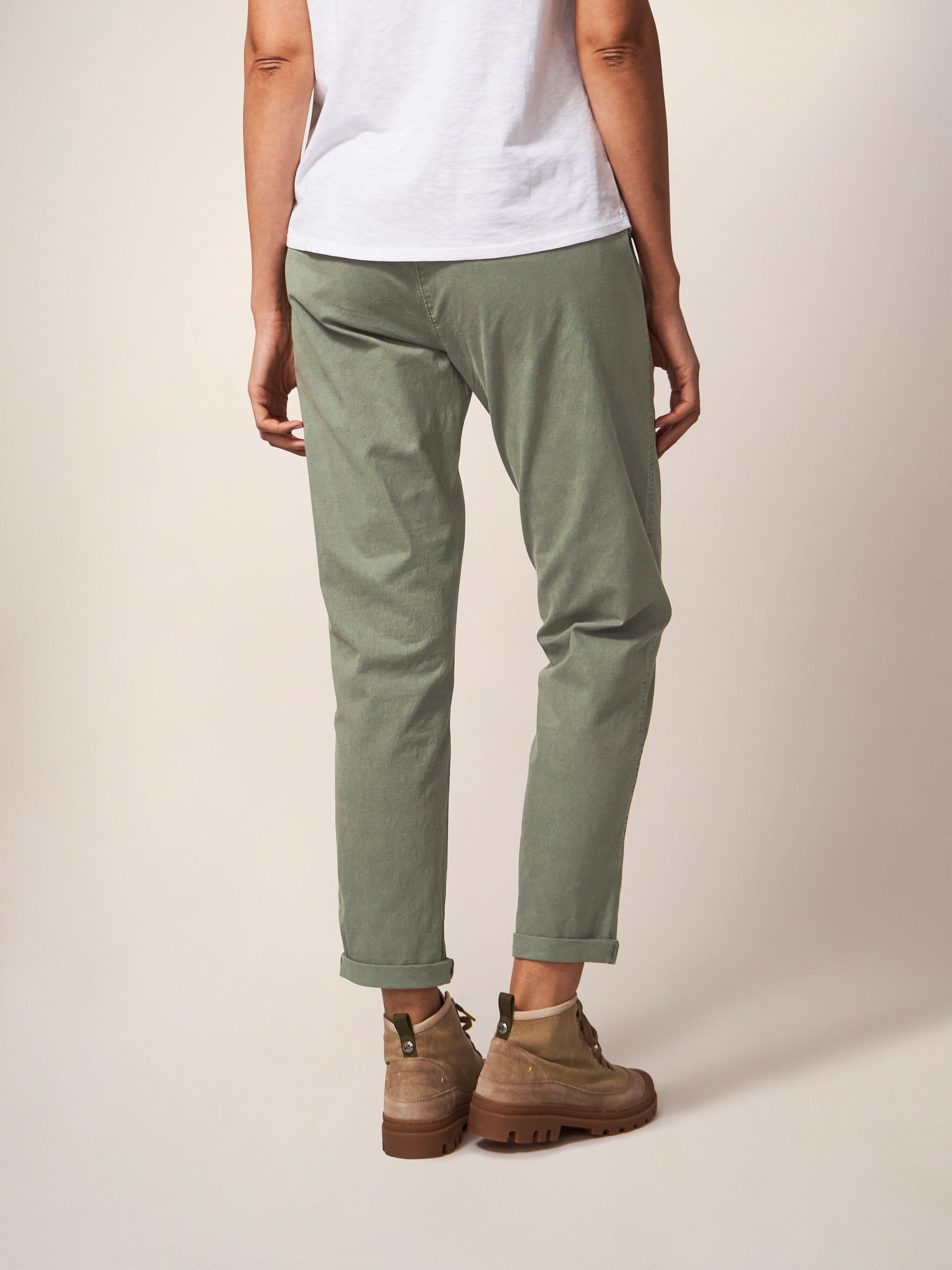 Twister Chino in MID GREEN - MODEL BACK