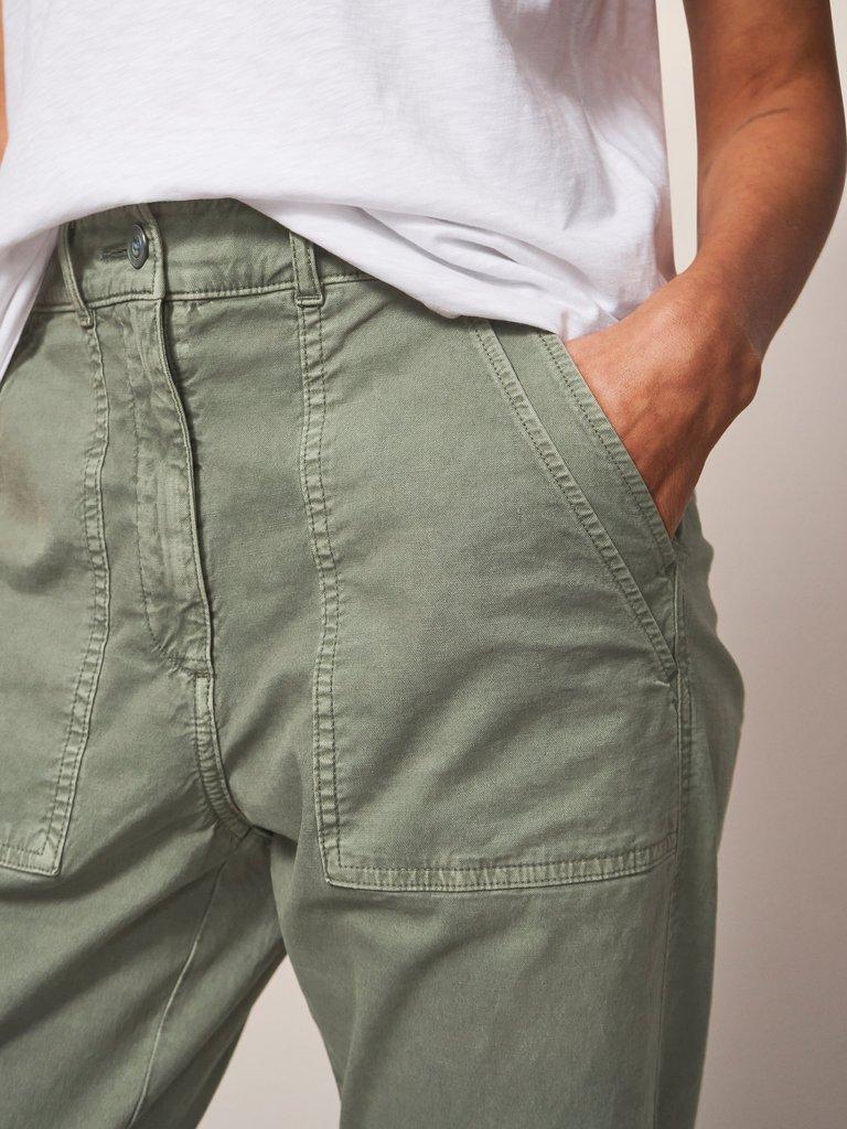 Twister Chino in MID GREEN - MODEL DETAIL