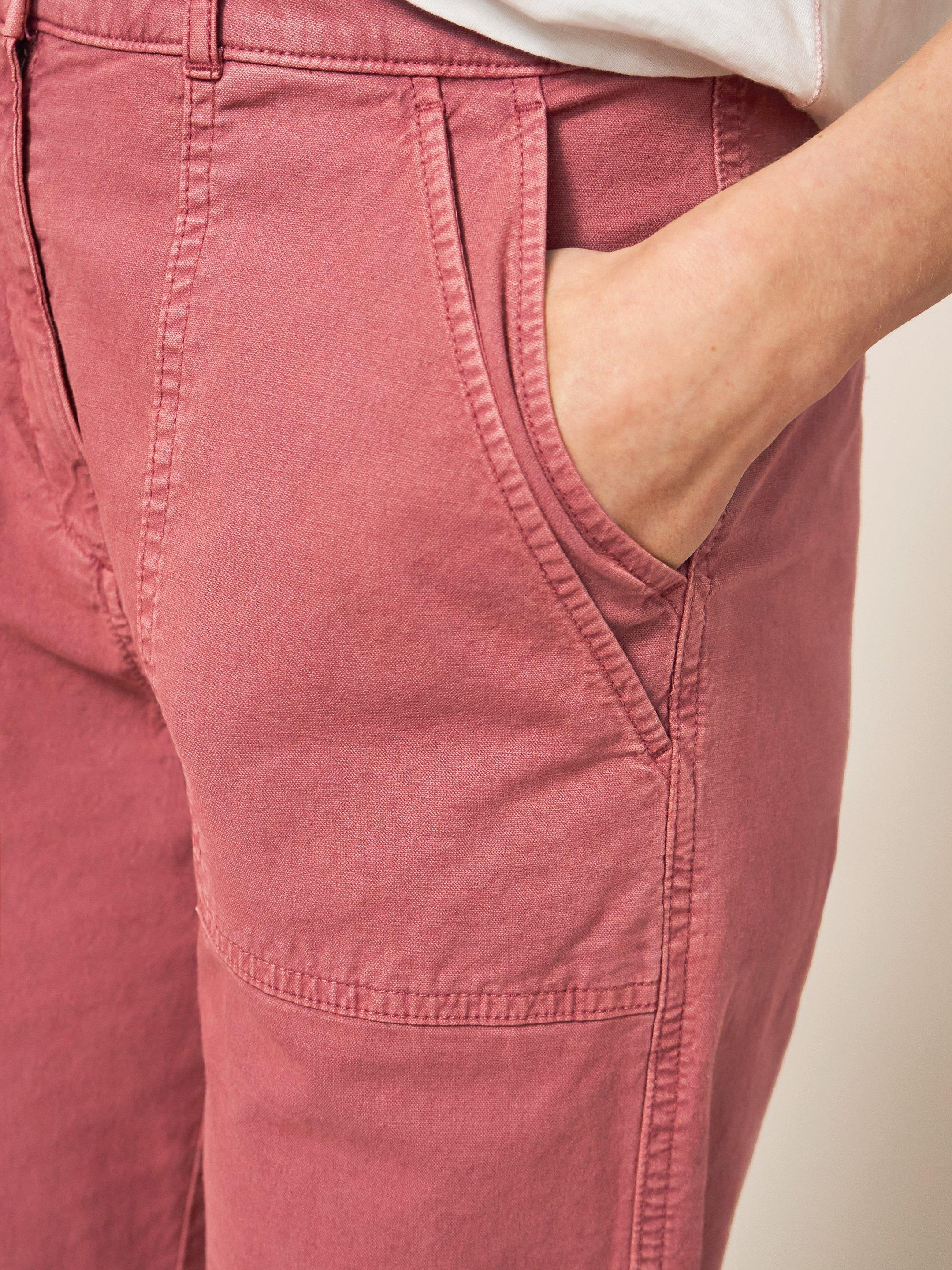 Twister Chino in MID PLUM - MODEL DETAIL
