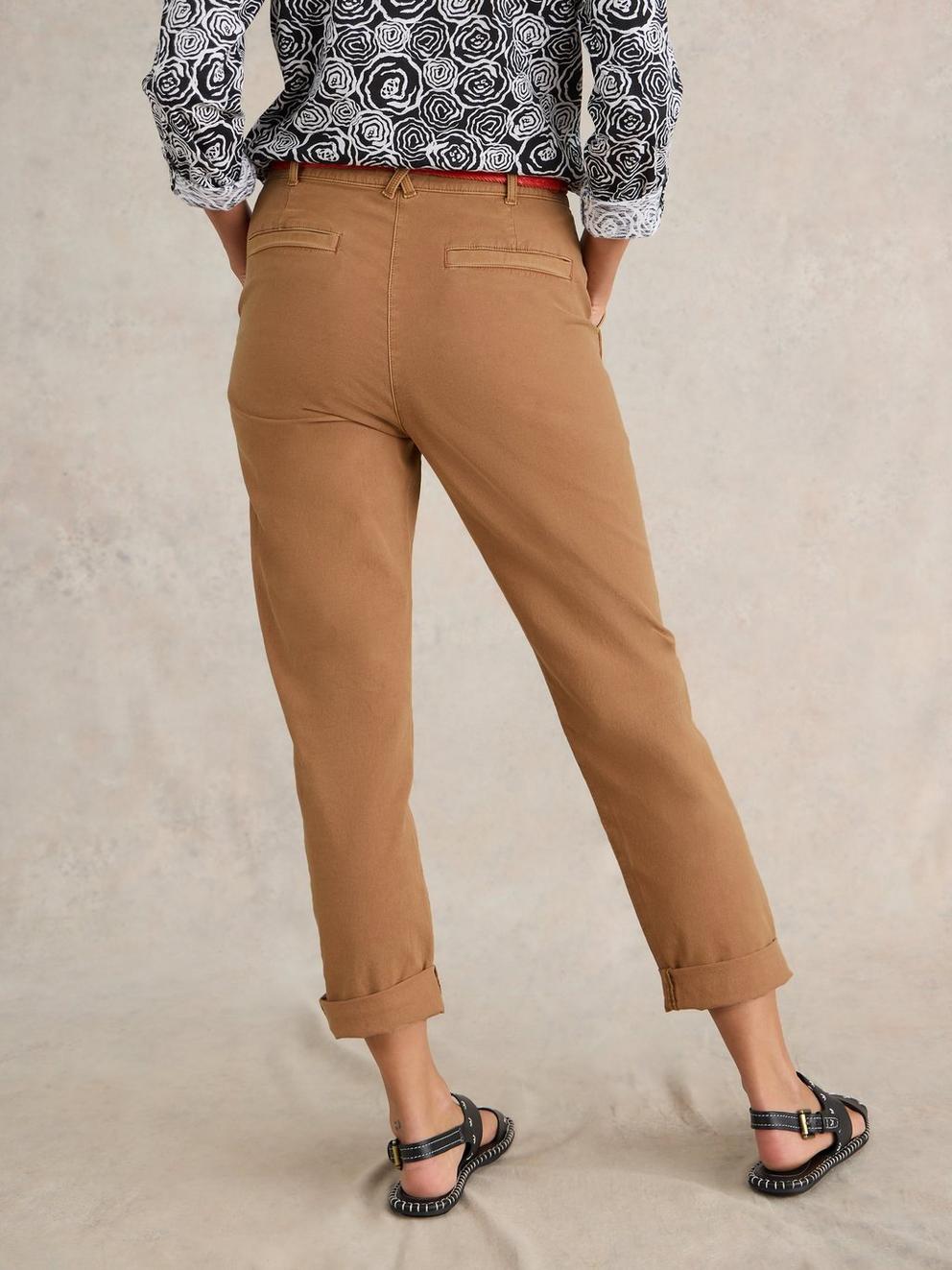 Twister Chino in MID TAN - MODEL BACK