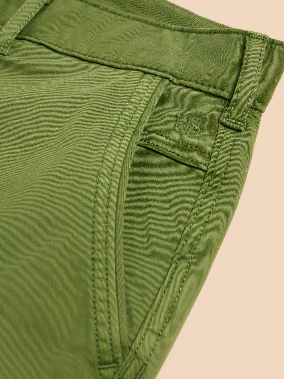 Sutton Organic Chino Short in BRT GREEN - FLAT DETAIL