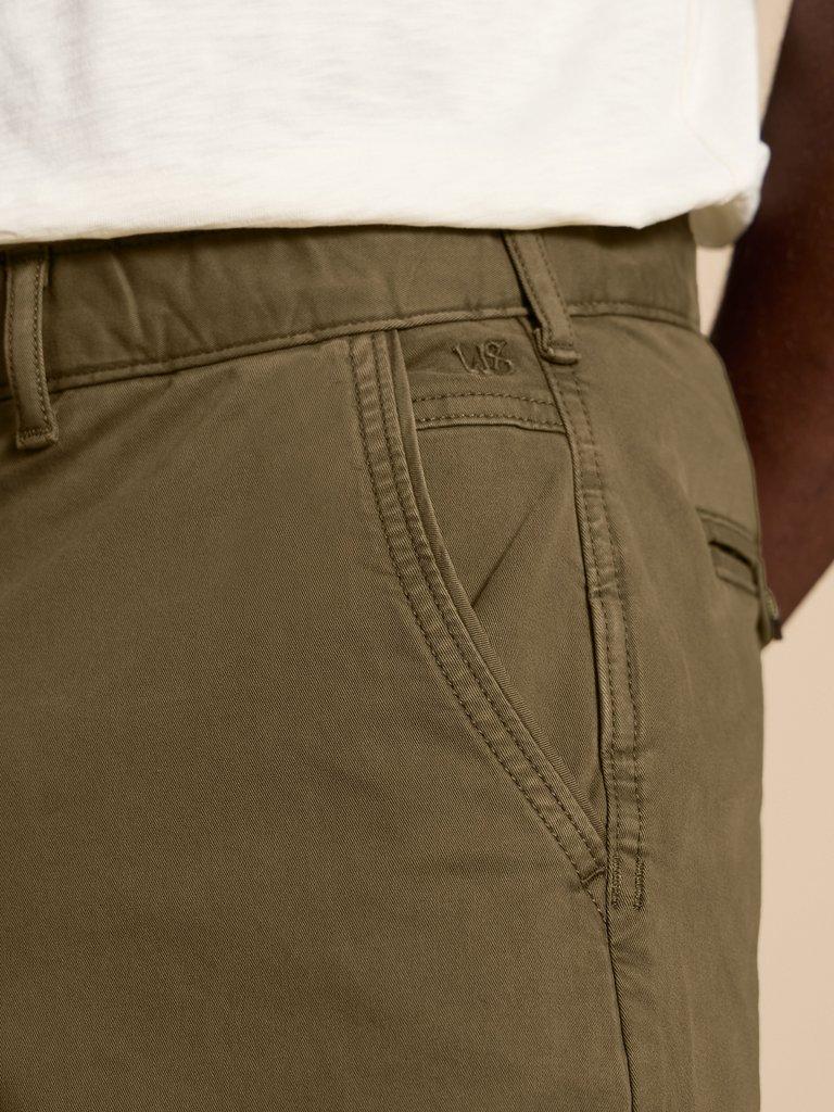 Sutton Organic Chino Short in DK GREEN - MODEL DETAIL