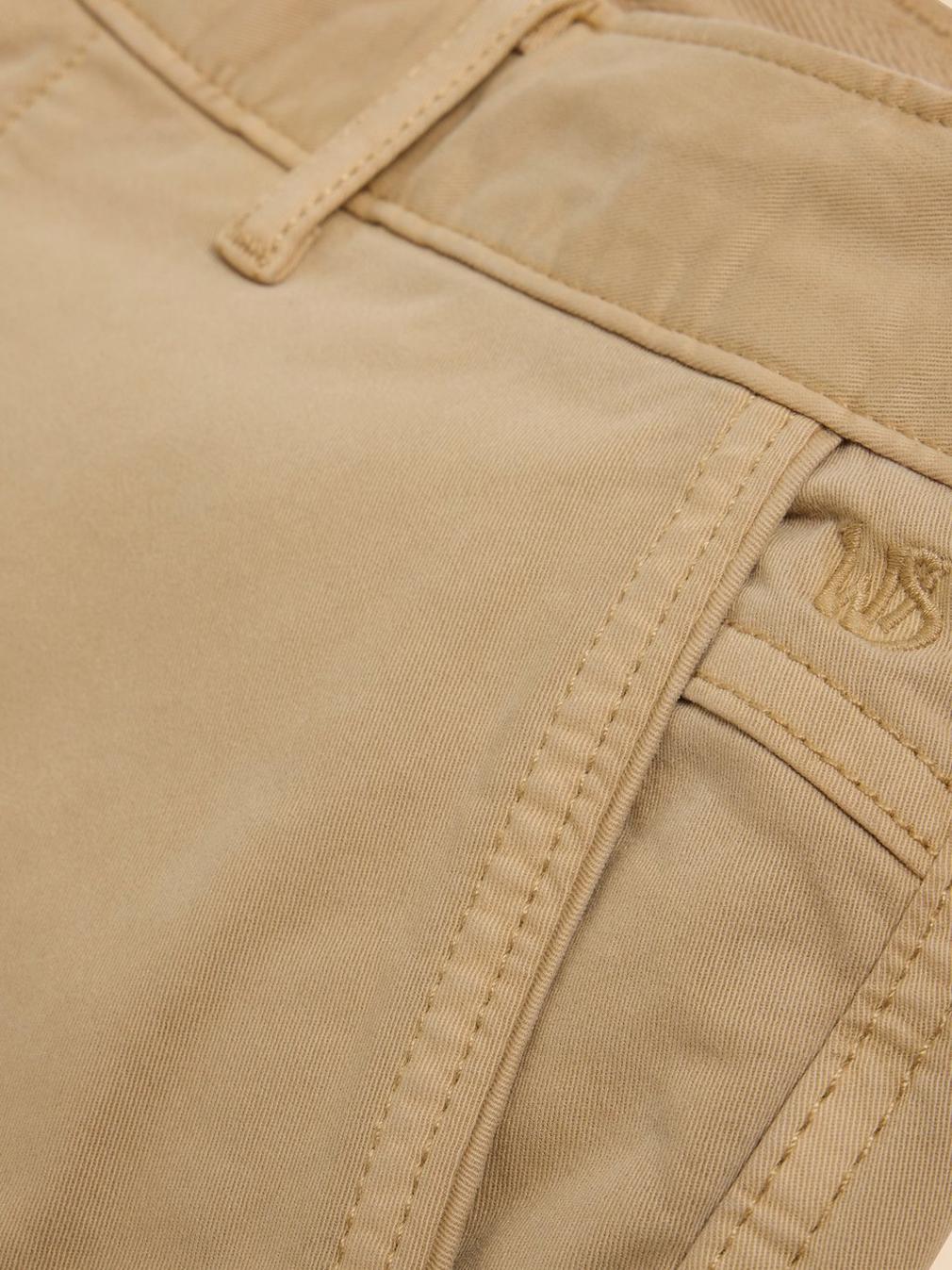 Sutton Organic Chino Short in LGT NAT - FLAT DETAIL