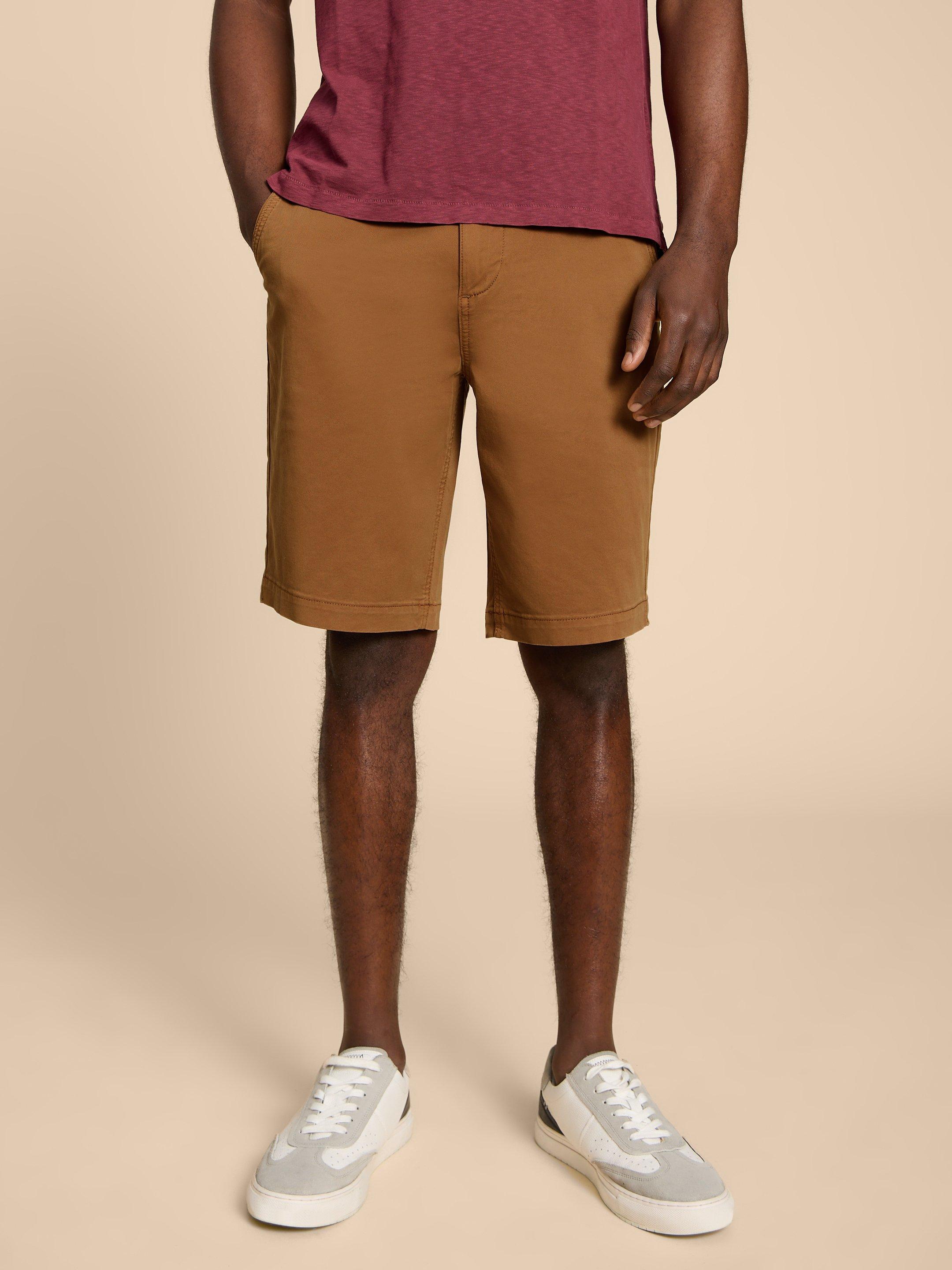 Sutton Organic Chino Short in MID BROWN - MODEL DETAIL
