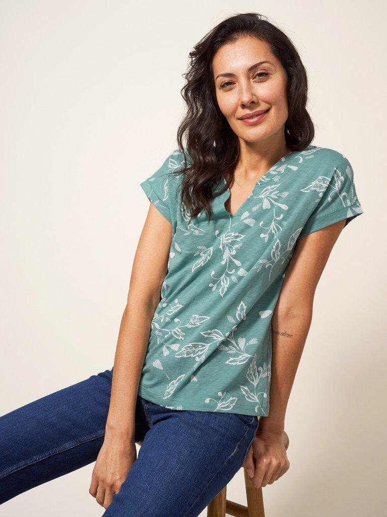 Nelly Notch Neck Tee in TEAL PRINT