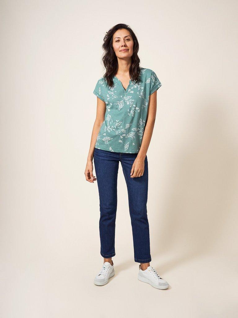 Nelly Notch Neck Tee in TEAL PRINT