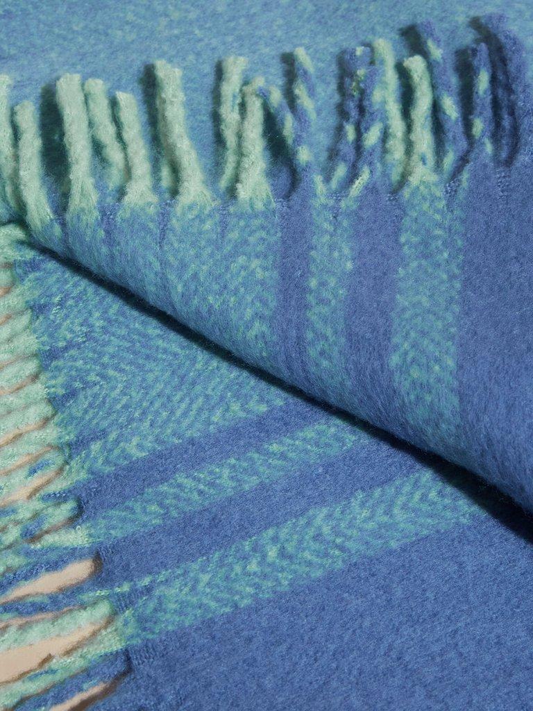 Striped Border Supersoft Throw in GREEN MLT - FLAT DETAIL